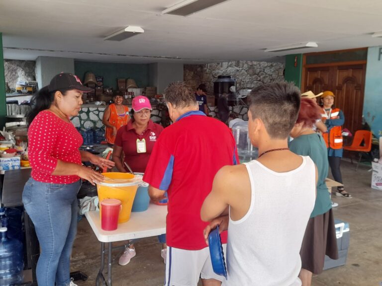 Continúa Gobierno de Abelina López Rodríguez dando atención alimenticia en refugios temporales