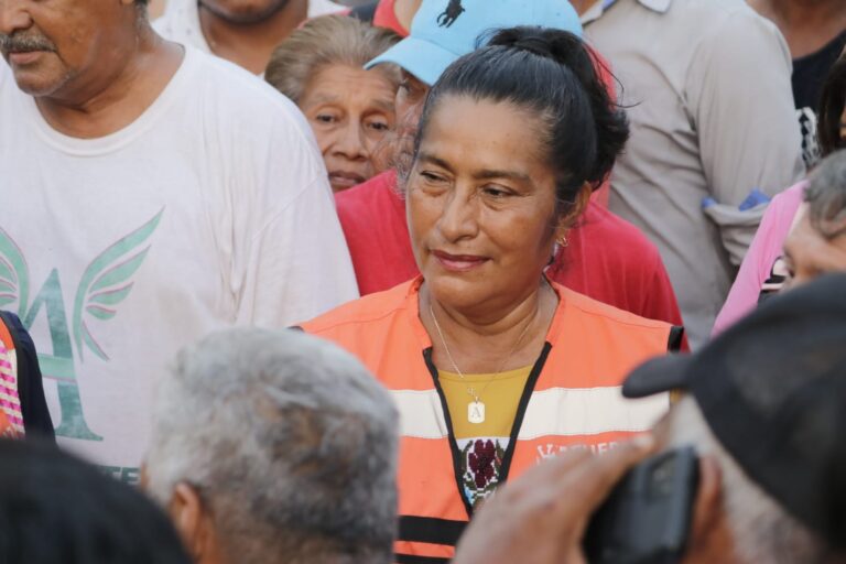 Abelina López Rodríguez supervisa trabajos de limpieza integral en Icacos