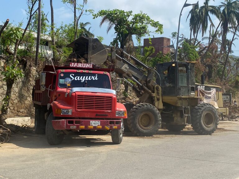 Continúa Gobierno de Abelina López Rodríguez con trabajos de limpieza en Costera