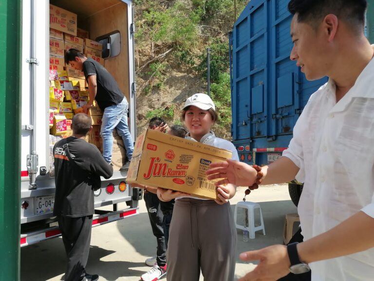 Entrega Comunidad China en México apoyo alimentario e insumos médicos para la CUMA
