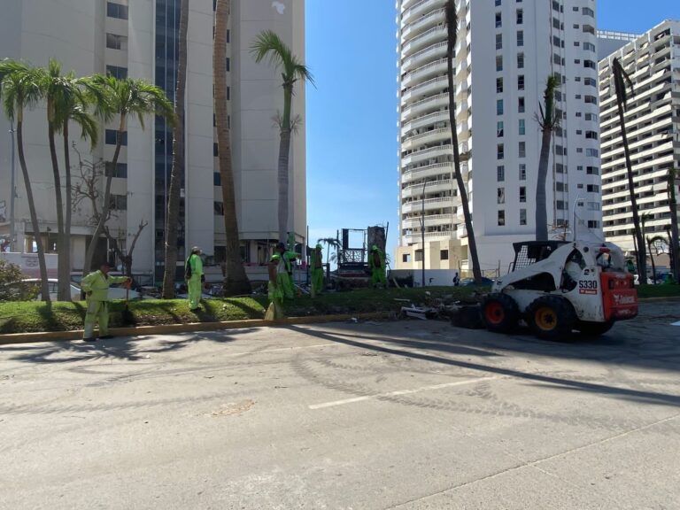 Intensifica Gobierno de Abelina López Rodríguez cuadrillas de barrido manual en Acapulco