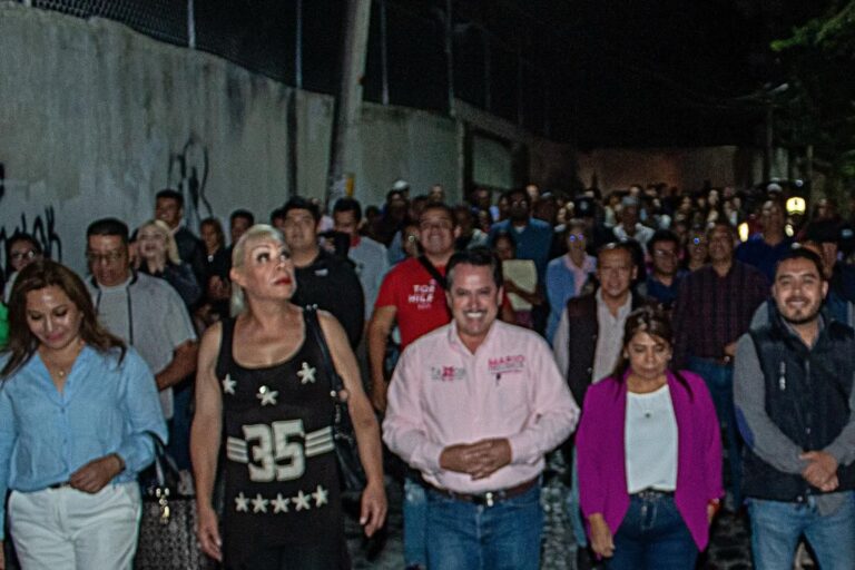 Mario Figueroa inaugura empedrado y alumbrado en la calle de Los Jales