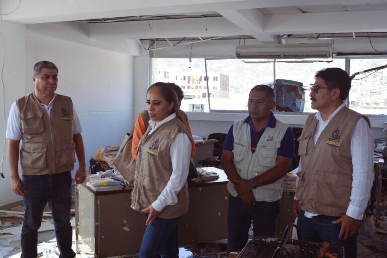 La presidenta de la CDHEG, Cecilia Narciso Gaytán junto con un equipo de trabajo, se trasladaron a las instalaciones de la Delegación Regional, para asistir a las y los compañeros de este organismo