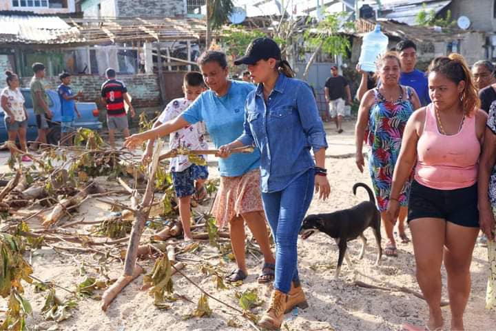 Evelyn Salgado recorre y supervisa entrega de apoyos a damnificados de diversas colonias de Acapulco