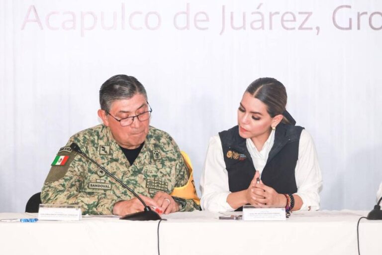 En el Centro de Mando en Acapulco, nos reunimos con autoridades de los tres niveles de gobierno, uniendo fuerzas para atender los efectos de «Otis»: Evelyn Salgado