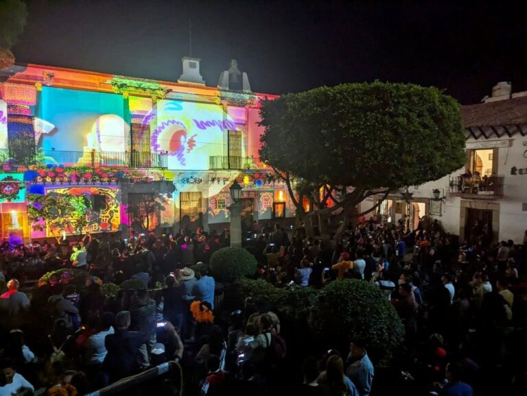 Taxco recibe miles de turistas por «Día de Muertos»; no se puede detener la economía: Mario Figueroa