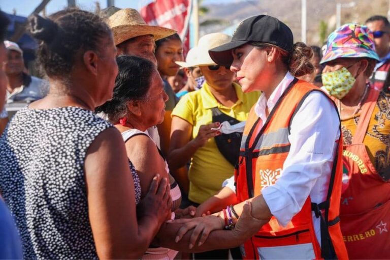 Continúa Evelyn Salgado apoyando a familias damnificadas por “Otis” de Puerto Marqués