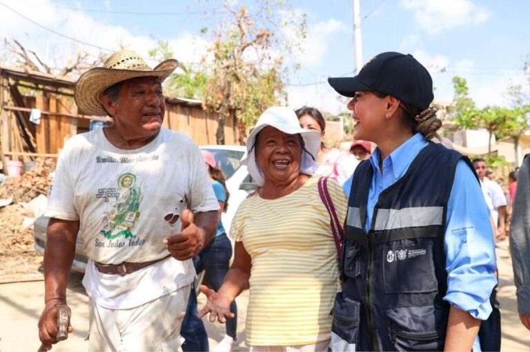 Entrega Evelyn Salgado apoyos humanitarios en la colonia Ex Campo de Tiro