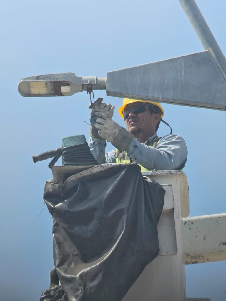 Atiende Gobierno de Abelina López Rodríguez alumbrado público en la Costera y colonias