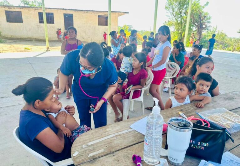 Realiza Gobierno de Abelina López Rodríguez brigada médica en Apalani