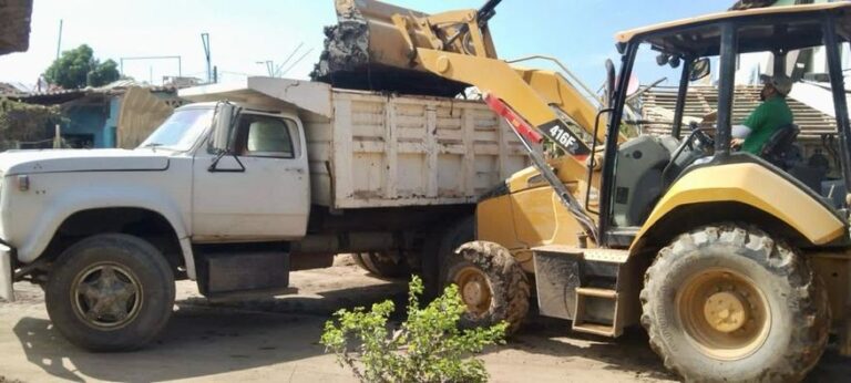 Siguiendo las instrucciones de la Gobernadora Evelyn Salgado Pineda personal del IGIFE continúan con limpieza y retiro escombros en calles de Coyuca de Benítez