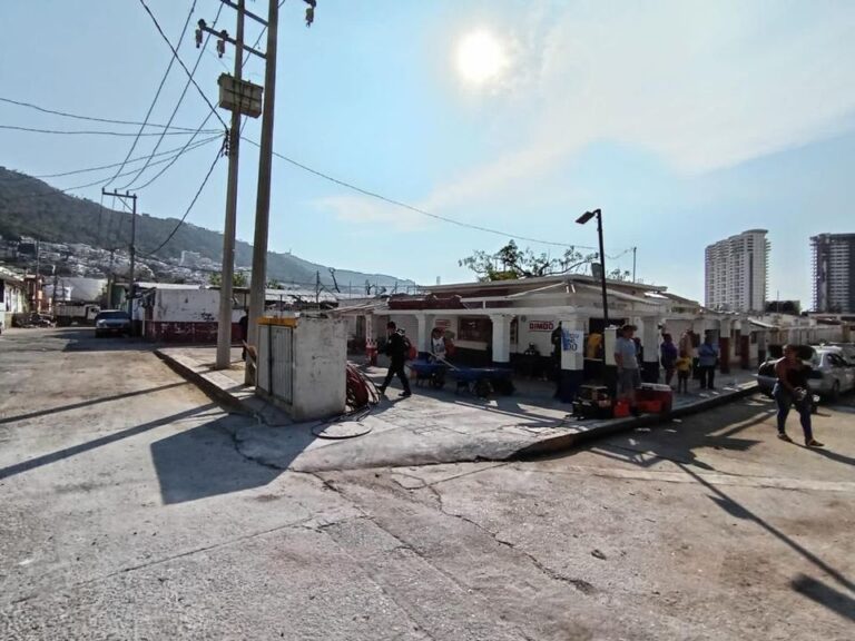 Intensifica Evelyn Salgado recuperación de Acapulco con trabajos de limpieza nocturna y retiro de espectaculares colapsados