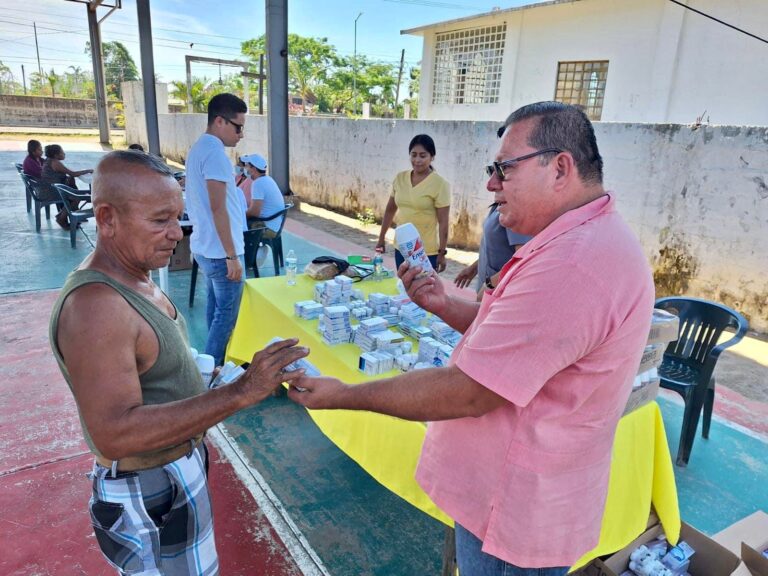 Brinda Gobierno de Abelina López Rodríguez brigada de desparasitación al poblado de Barra Vieja