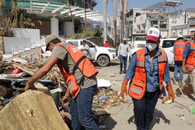Anuncia Abelina López Rodríguez apoyo de 150 camiones más para recolectar basura en Acapulco