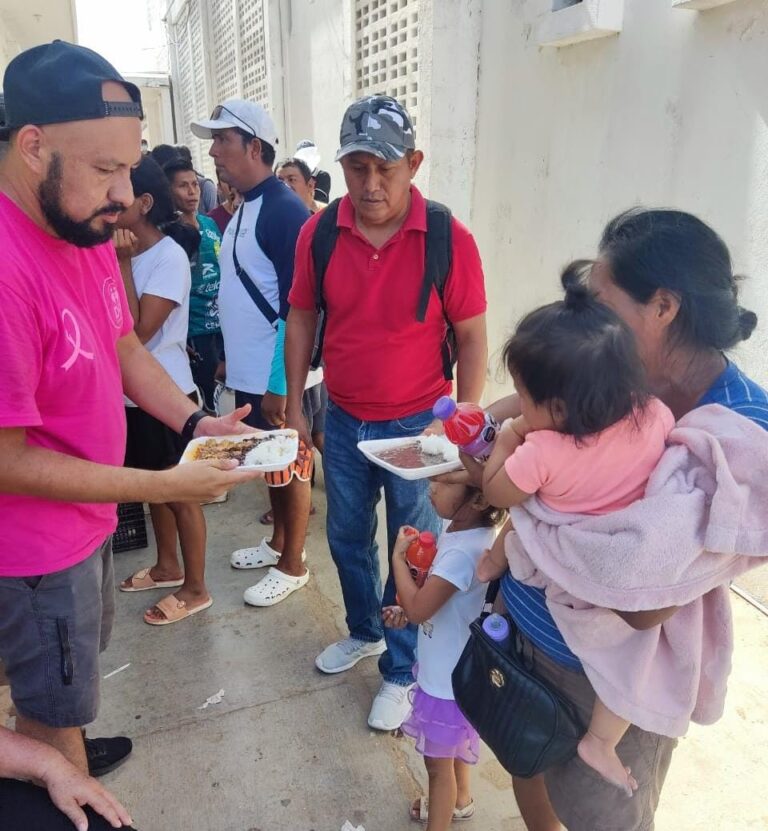 Brinda Gobierno de Abelina López Rodríguez más de 400 raciones diarias de comida a los albergues instalados por el municipio