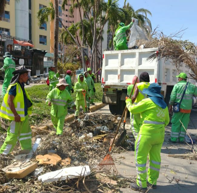 Avanza Gobierno de Abelina López Rodríguez en limpieza de camellones de la Costera
