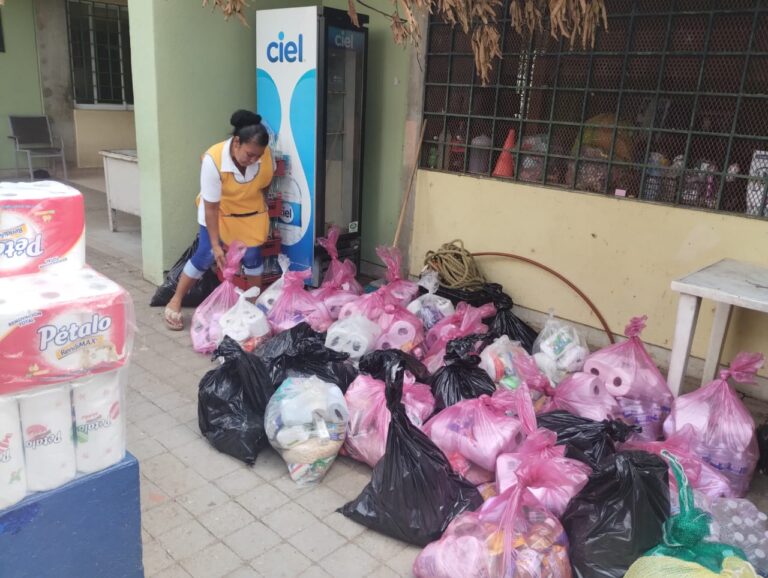 Otorga Gobierno de Abelina López Rodríguez ayuda alimentaria y medicamentos al poblado de Tres Palos