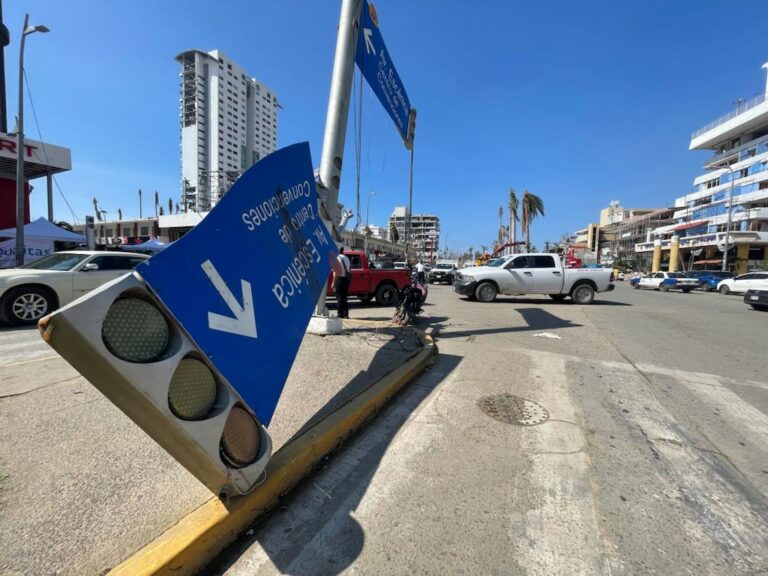 Retira Gobierno de Abelina López Rodríguez estructuras de semáforos en la Costera