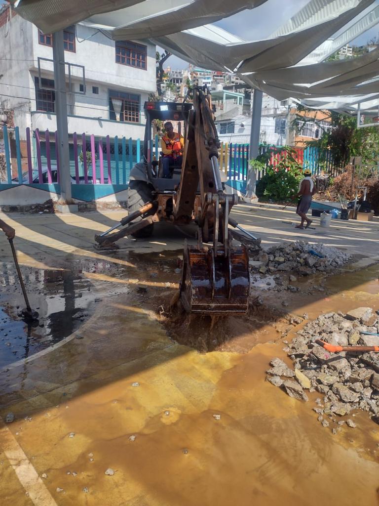 Repara Gobierno de Abelina López Rodríguez fugas de agua potable