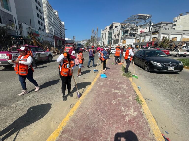 Continúa Gobierno de Abelina López Rodríguez limpieza en franja turística