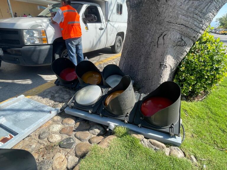 Avanza Gobierno de Abelina López Rodríguez en el retiro de estructuras semaforizadas