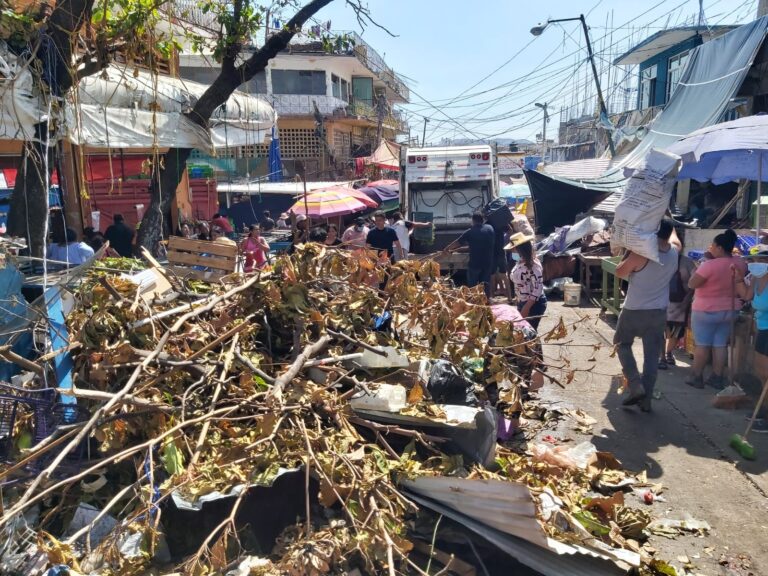 Recolecta Gobierno Municipal 11 camiones de residuos sólidos en el Mercado Central