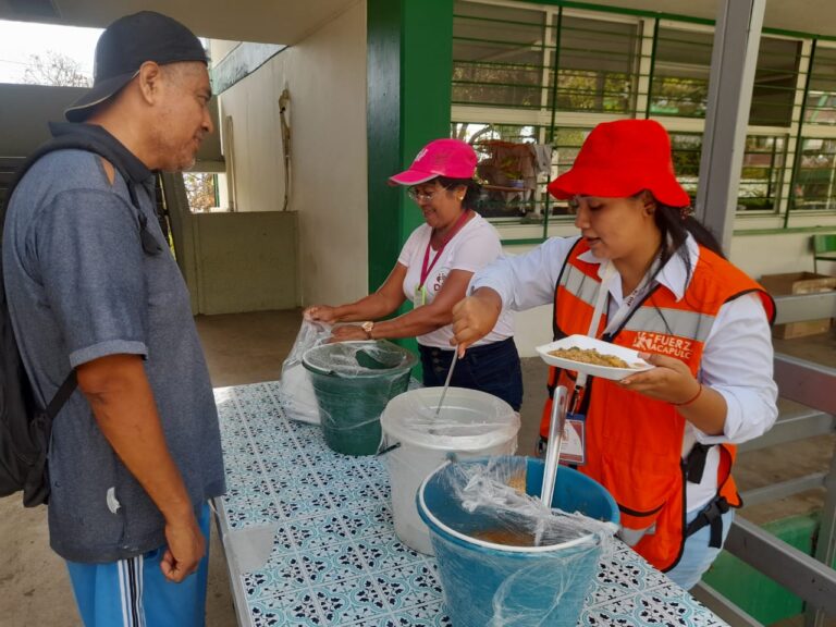 Continúa Gobierno de Abelina López Rodríguez con ayuda alimentaria en albergues