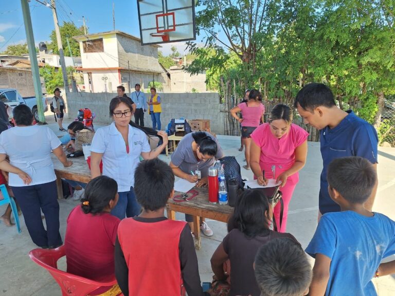 Realiza Gobierno de Abelina López Rodriguez brigadas médicas en Apalani y El Campanario