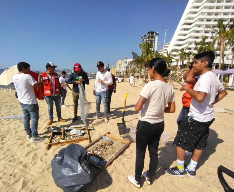 Limpia Gobierno de Abelina López Rodríguez la Zona Dorada a través de la «Jornada de Limpieza de Playas»