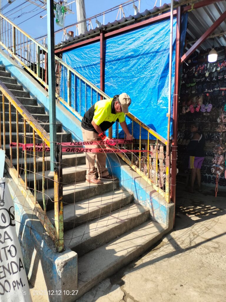 Acordona Gobierno de Abelina López Rodríguez un paso peatonal que presenta daño estructural