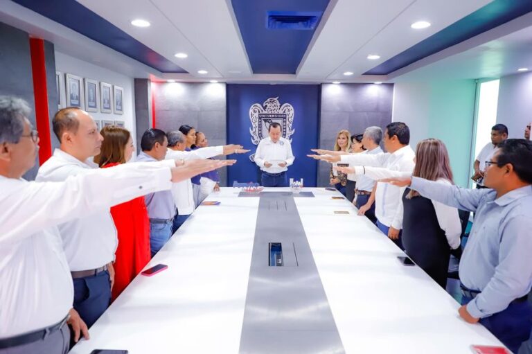 El Rector, Dr. Javier Saldaña, tomó protesta a las y los nuevos funcionarios que integrarán la Tesorería General de la Universidad