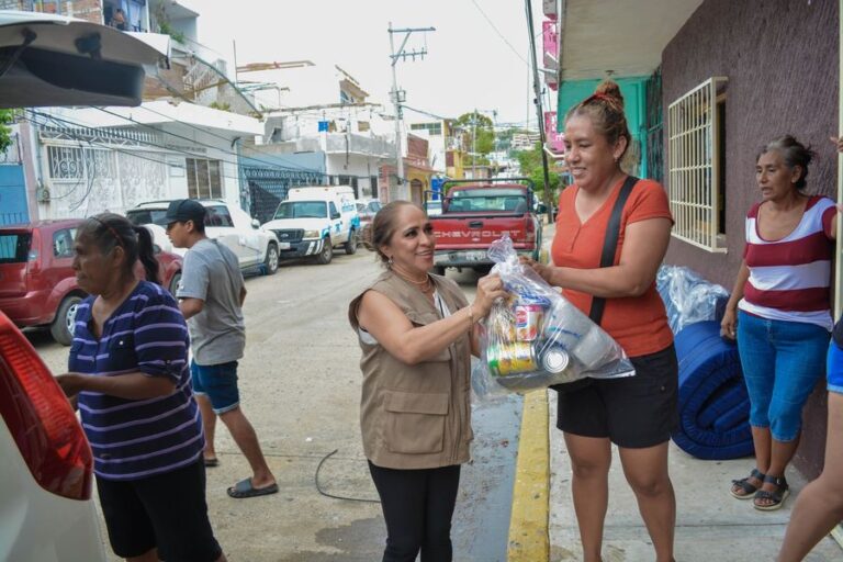 El Colectivo de Familias de Acapulco en Busca de sus Desaparecidos A.C., fueron beneficiados con la entrega de víveres en el Puerto de Acapulco