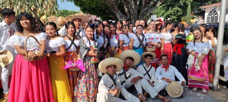 Este 20 De Noviembre , Escuelas de Nivel Medio Superior y Superior de la Zona Norte y Región Tierra Caliente de la UAGro , participaron en los Desfiles conmemorativos del 113 Aniversario del Inicio de la Revolución Mexicana