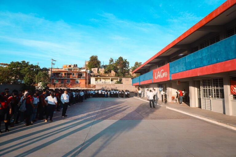 Hoy damos la bienvenida a nuestros universitarios de la prepa 48, quienes reanudan sus clases a pesar de los acontecimientos ocurridos por el huracán Otis