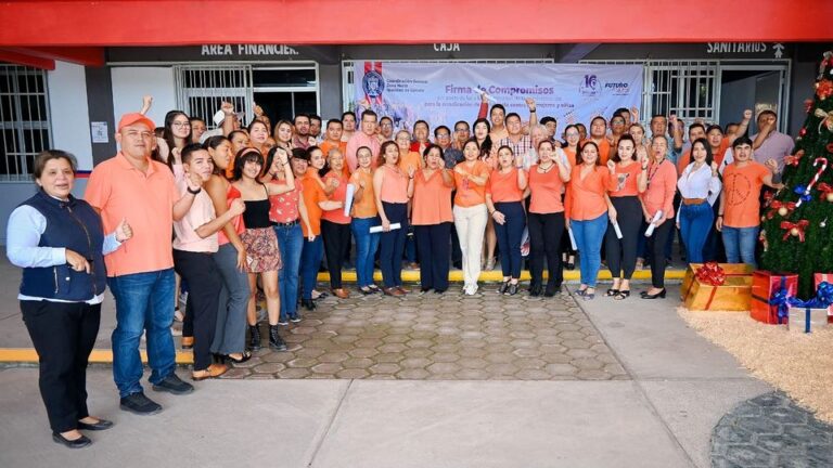 Por instrucciones del Dr. Javier Saldaña Almazán, Rector de la UAGro , se llevó a cabo la “Firma de Compromisos, por parte de las y los funcionarios de la administración, para la erradicación de la violencia contra las mujeres y niñas”