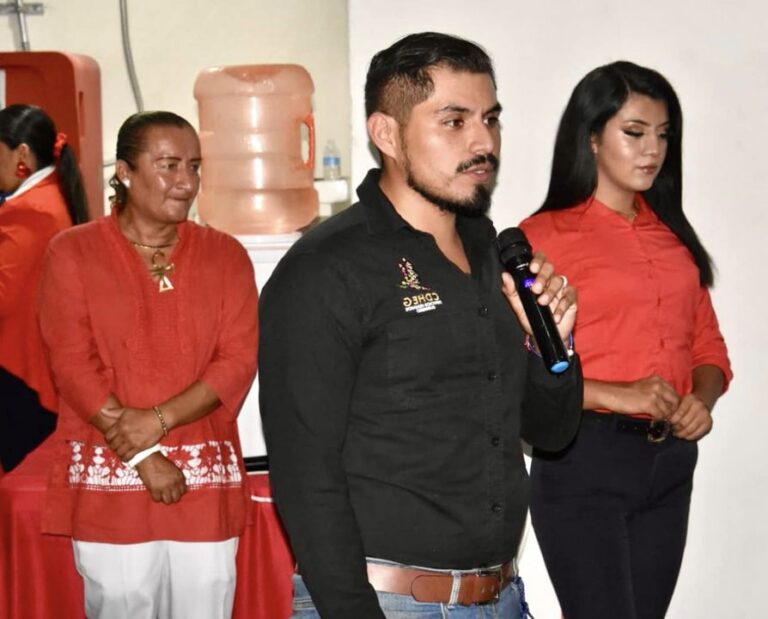 El encargado del Programa de Promoción, Protección y Garantía de los Derechos Humanos de la Diversidad Sexual de la #CDHEG, Francisco Gatica Chavez, asistió al iluminado del edificio en rojo del H. Ayuntamiento de Eduardo Neri