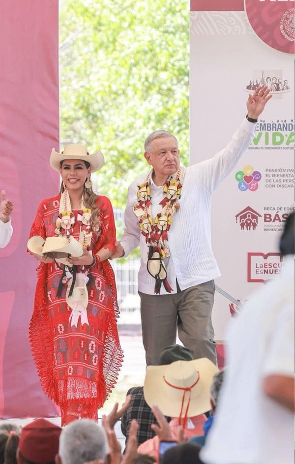 Evelyn Salgado y AMLO realizan gira de trabajo en Tierra Caliente