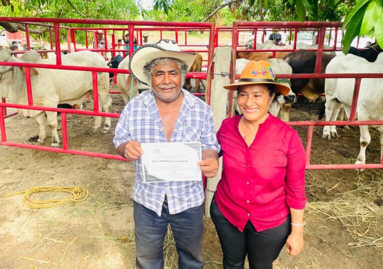 Entrega Abelina López Rodríguez apoyo histórico al sector ganadero