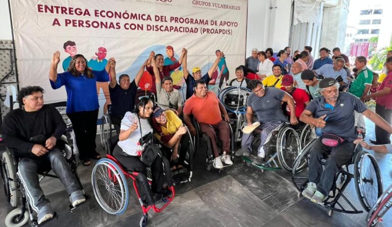 Entrega Abelina López Rodríguez apoyos económicos a personas con discapacidad