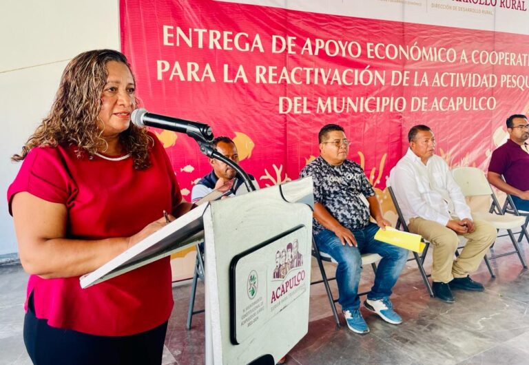 Entrega Gobierno de Abelina López Rodríguez apoyos económicos para la reactivación de la actividad pesquera