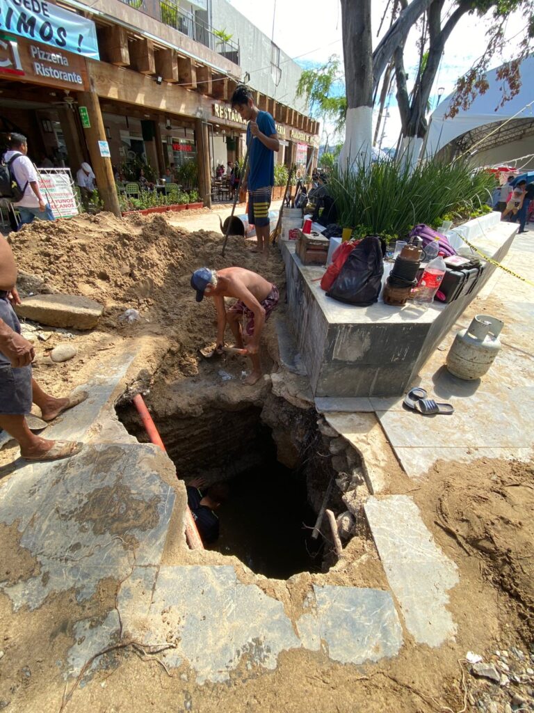 Repara Gobierno de Abelina López Rodríguez fugas de agua potable en distintas partes del municipio