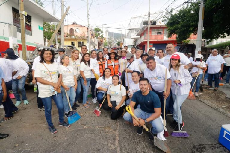 Encabeza Abelina López Rodríguez brigada de limpieza en colonia Juan R. Escudero