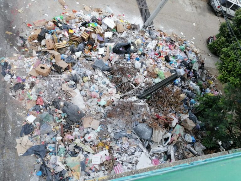 Habitantes cierran avenida con basura que arrastró Otis