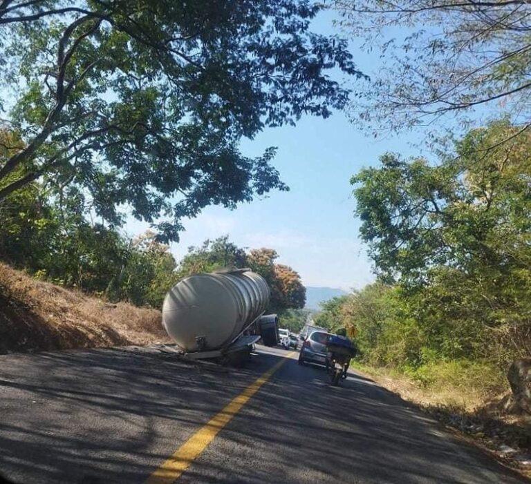 Queda pipa cargada con gasolina a medio volcar en el municipio de Zihuatanejo
