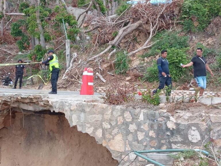 Gobierno de Guerrero atiende dos derrumbes en avenida Escénica de Acapulco
