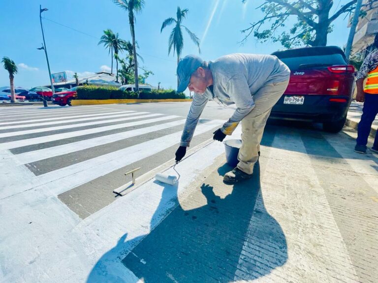 Interviene Gobierno de Abelina López Rodríguez en líneas peatonales en avenidas principales