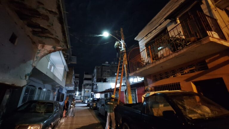 Rehabilita Gobierno de Abelina López Rodríguez 80 por ciento del alumbrado público