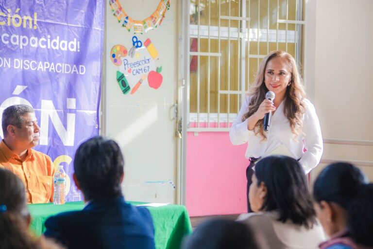 La maestra Cecilia Narciso Gaytán, Presidenta de la Comisión de Derechos Humanos del Estado de Guerrero, inauguró una conferencia dirigida a familias del Centro de Atenciones Múltiples (CAM) 67