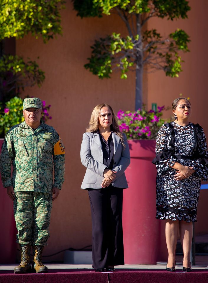 Asiste la maestra Cecilia Narciso Gaytán,residenta de la Comisión de los Derechos Humanos del Estado de Guerrero a la ceremonia cívica