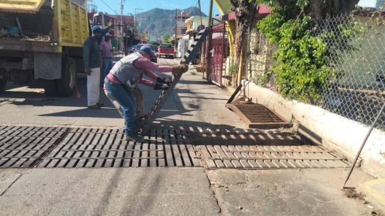 Rehabilita Gobierno de Acapulco rejillas en zona Centro, Diamante y Costera